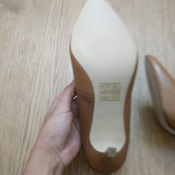 Aldo Pumps Tan with Gold rimmed heel - Picture 4 of 8